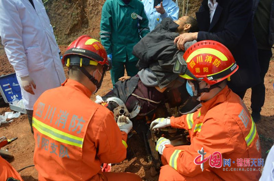 德阳市消防救援支队119指挥中心再次接到报警称：中江县合兴乡5大队3队一村民被农耕机卡住